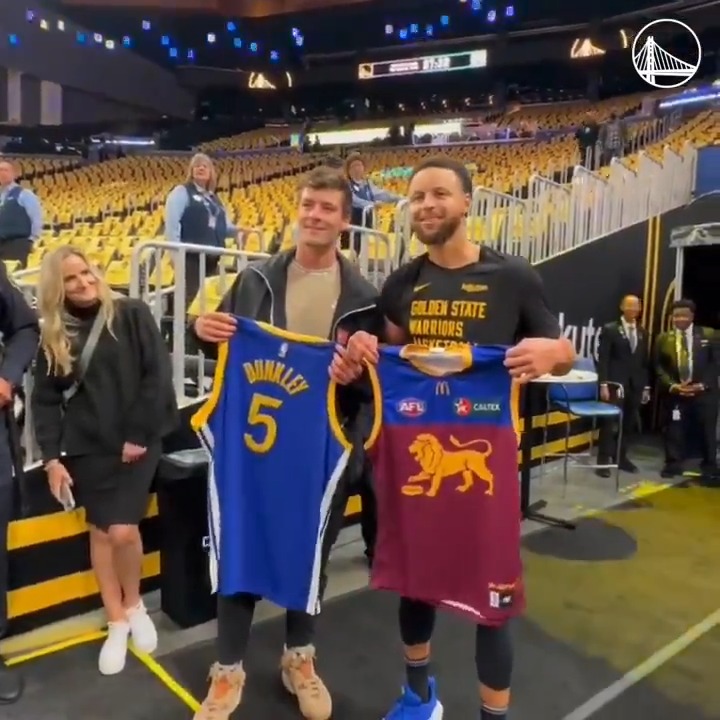 When Dunks met Stephen Curry 🤝 (via: Golden State Warriors)