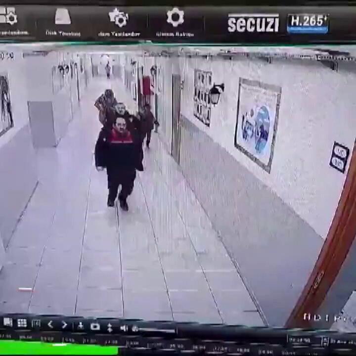 Şu görüntülerdeki dehşete bakar mısınız? Elini kolunu sallaya sallaya okula giriyor öğretmene şiddet uyguluyor, güvenliğin burnunu kırıyor. Öğretmenler bu kadar mı savunmasız? Bu kadar mı korumasız? Canımızı koruyun. Gerekirse okullara parmak iziyle girilsin. #SesVerÖğretmenim