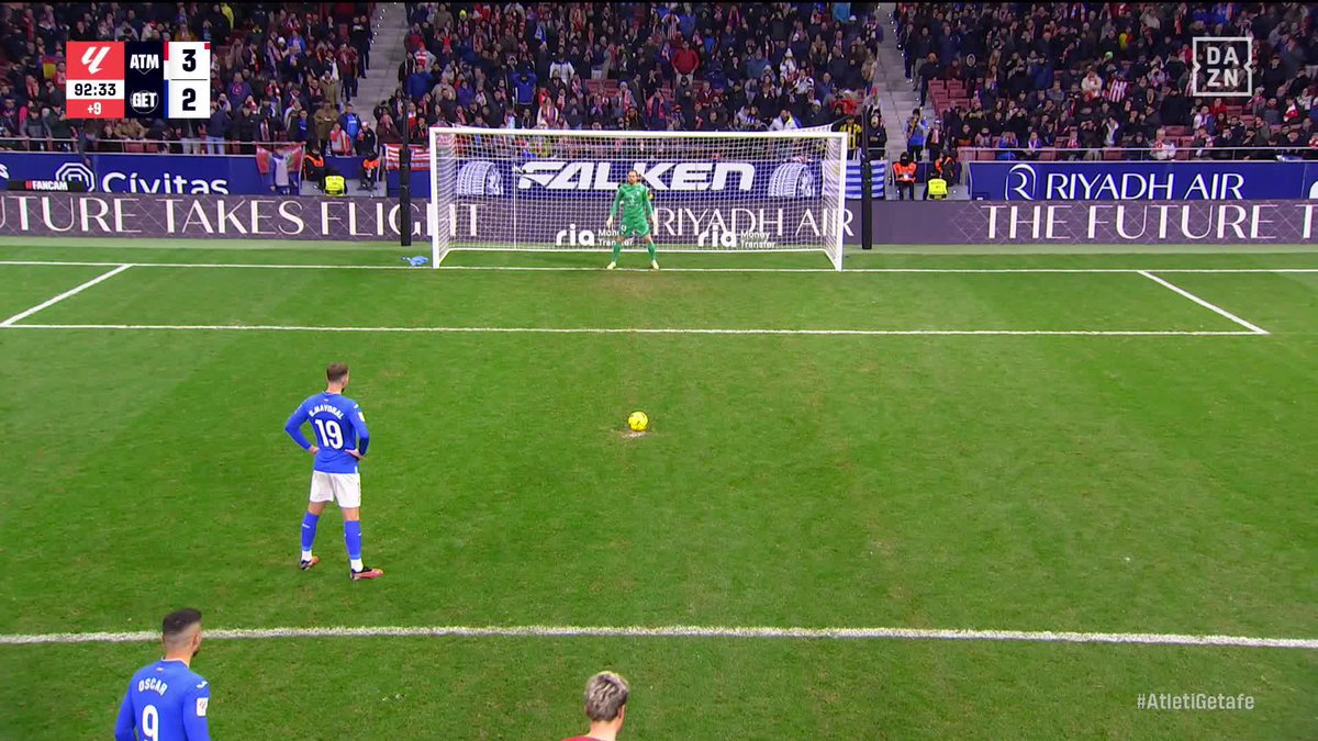 🫨 ¡DEBATE! 📺 Para los penaltis, DAZN ha empezado a incorporar este plano, al puro estilo del videojuego FIFA. 😬 Las críticas han empezado a brotar en las redes. Así que os preguntamos. ⁉️ ¿Os gusta este plano de cámara? ❌ - No (Like) ✅ - Sí (RT)