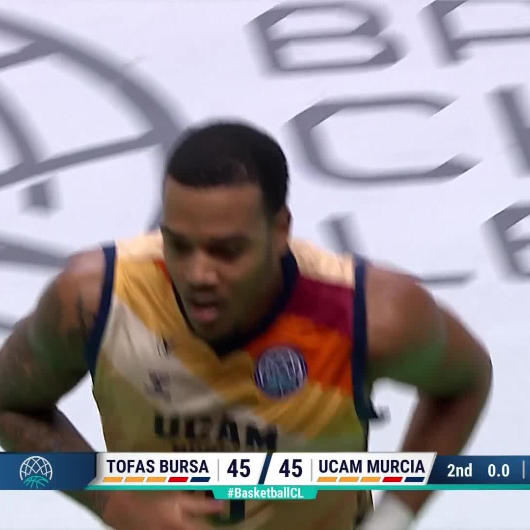 🏃♂️ Troy Caupain Jr runs back to the locker room (literally) after tying the game in Bursa! 📺 𝗧𝘂𝗻𝗲 𝗶𝗻! You don't want to miss the second half of this one 🍿 #BasketballCL | UCAM Murcia