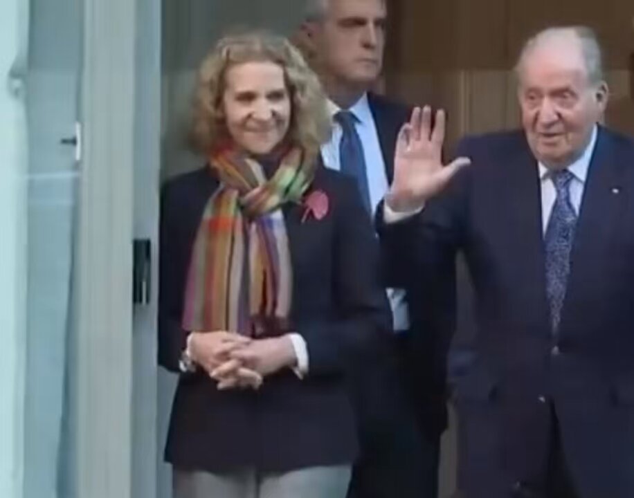 El rey emérito Juan Carlos I vuelve a España para otra celebración en un vuelo procedente de Suiza. Oculta dinero en el extranjero, vive en un país del Golfo, no tributa aquí y sigue impune. Le gritan: “¡Viva el rey!”