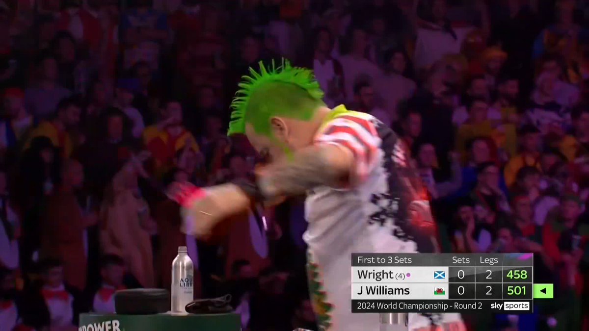 It's been a busy day for the Ally Pally Wasp 🐝 Stung Ross Smith earlier and has now set its sights on Peter Wright 😂