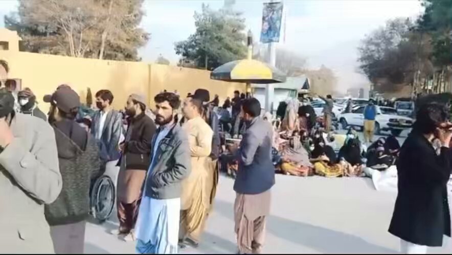 اسلام آباد میں بلوچ خواتین پر تشدد اور گرفتاریوں کے خلاف بلوچستان ہائیکورٹ کے سامنے احتجاج اور اب یہ نہیں ھوگا کہ فوجی مخبر کو پنجابی مزدور کہو گے اور اسکی موت کی آڑ میں ظلم و جبر کرو گے۔ ظلم کرو گے،ہم نکلیں گے قتل کرو گے،ہم نکلیں گے #MarchAgainstBalochGenocide