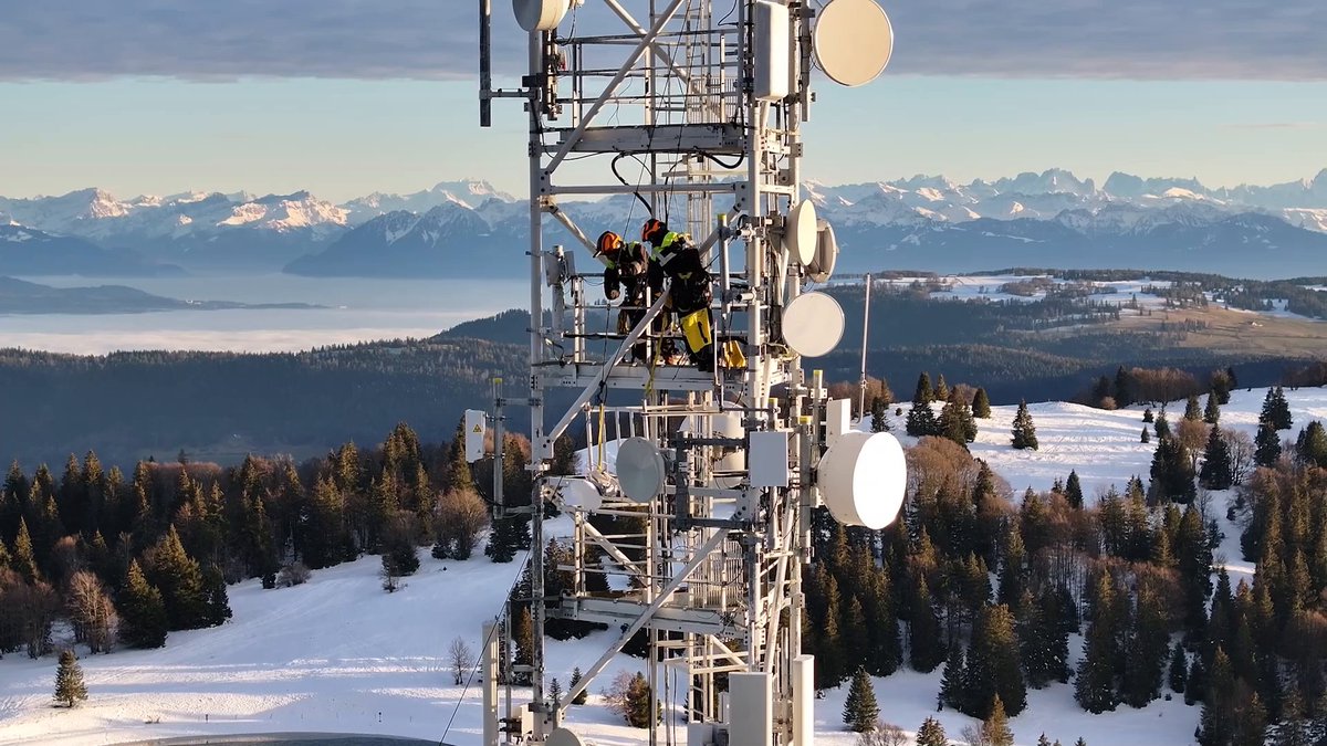 Plus efficace et moins énergivore, la 5G poursuit son déploiement là où ça compte pour vous. Ici à la Station de Métabief où les équipements ont été acheminés en télésiège, plus responsable qu'en quad. Suivez nos 3 techniciens à 1400m d'altitude ⬇️