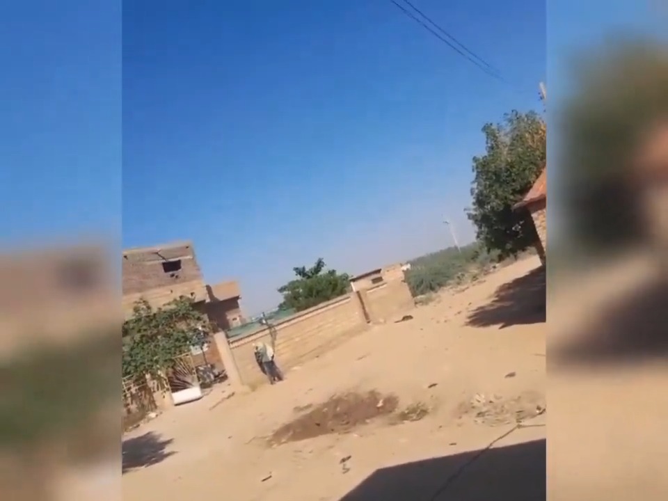 تواصل مليشيا الدعم السريع المتمردة نهجها الحيواني في استخدام جريمة الاغتصاب كسلاح في مواجهة النساء والفتيات في كل بقة وطأتها أقدامهم، مبشرين بديمقراطية آل دقلو ومن خلفهم قوى ومحاور الشر الداعمة لهم. #الحروب_لاتخاض_في_أجساد_النساء #احموا_النساء_من_الإغتصاب #السودان