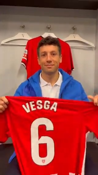 👕 ¡Consigue la camiseta firmada de Mikel Vesga! 1️⃣ Sigue a Athletic Club 2️⃣ RT y Me Gusta a este post 3️⃣ Deja tu mensaje para nuestro león 🍀 Anunciaremos el ganador/a el lunes 25 de diciembre a las 16:00 horas. #MikelVesga2027