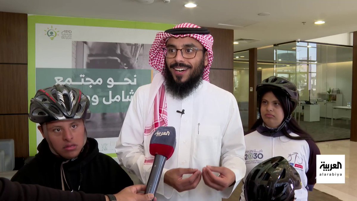 شاهد كيف تصرف طفل من ذوي متلازمة داون أثناء مقاطعته لمدير التواصل في هيئة رعاية الأشخاص ذوي الإعاقة عندما كان يسرد أسماء المشاركين في البطولات الدولية عبر: ⁦هاني الصفيان