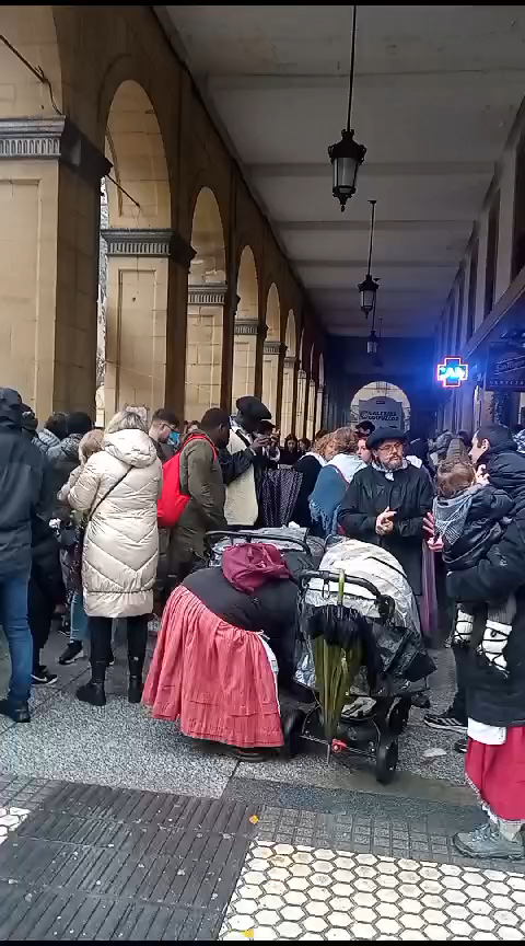 Momento del incidente vivido hoy en Donostia durante la celebración de Santo Tomás. Dos personas han resultado heridas.