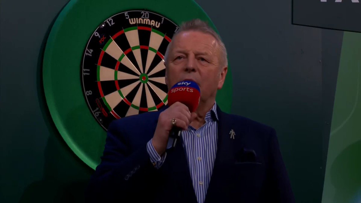 BRINGING THE HEAT! 🔥 Damon Heta letting everyone know of his nickname as he takes to the Ally Pally stage in typically unique fashion! 📺 #WCDarts | R2
