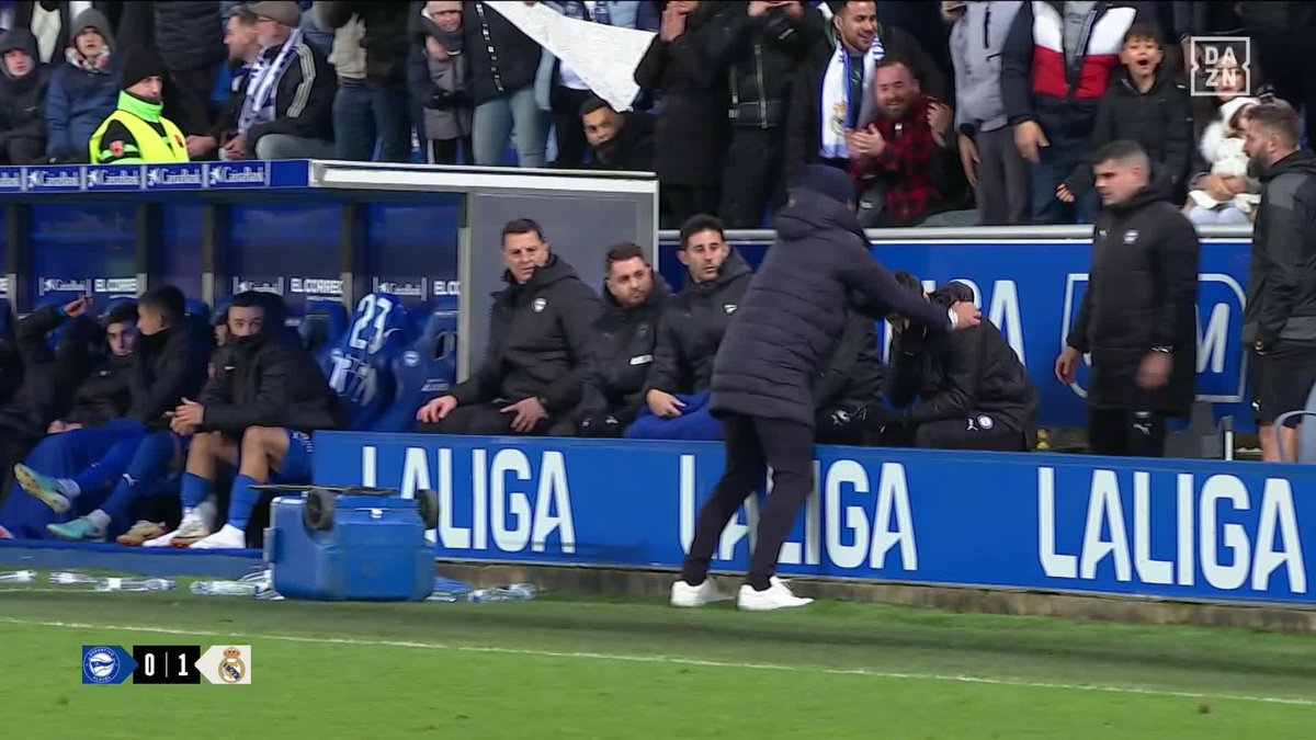 LA IMAGEN, CAPTADA POR LAS CÁMARAS DE DAZN, ES BRUTAL 😯 El tremendo enfado de Luis García después del gol de Lucas Vázquez en el minuto 92 🤬😡 #LALIGAenDAZN ⚽