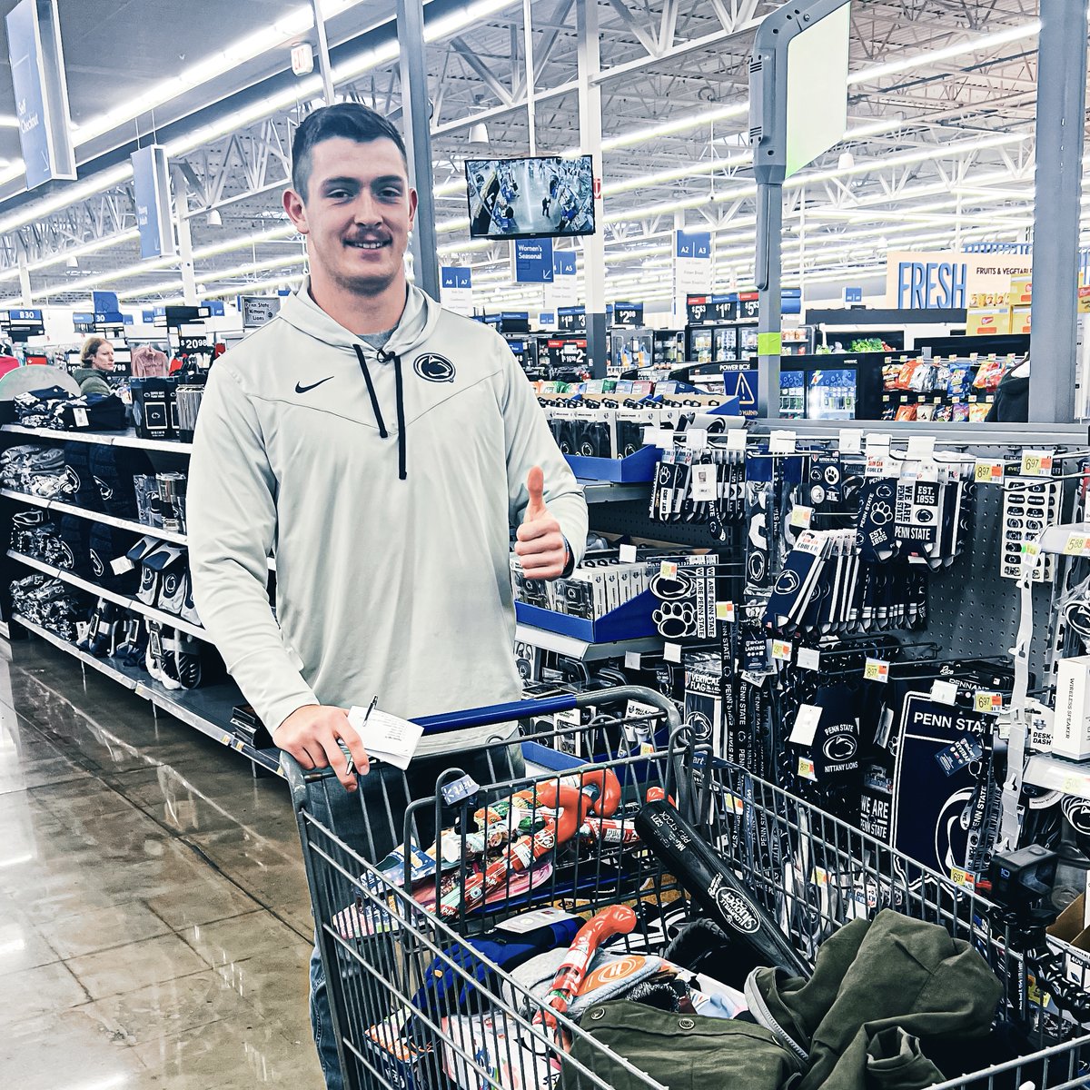 A foster child himself, LB @Tyler_Elsdon43 decided to raise money to give back to a local foster family in need this holiday season 🤍🤟 #WeAre | Penn State Football Fifth Quarter