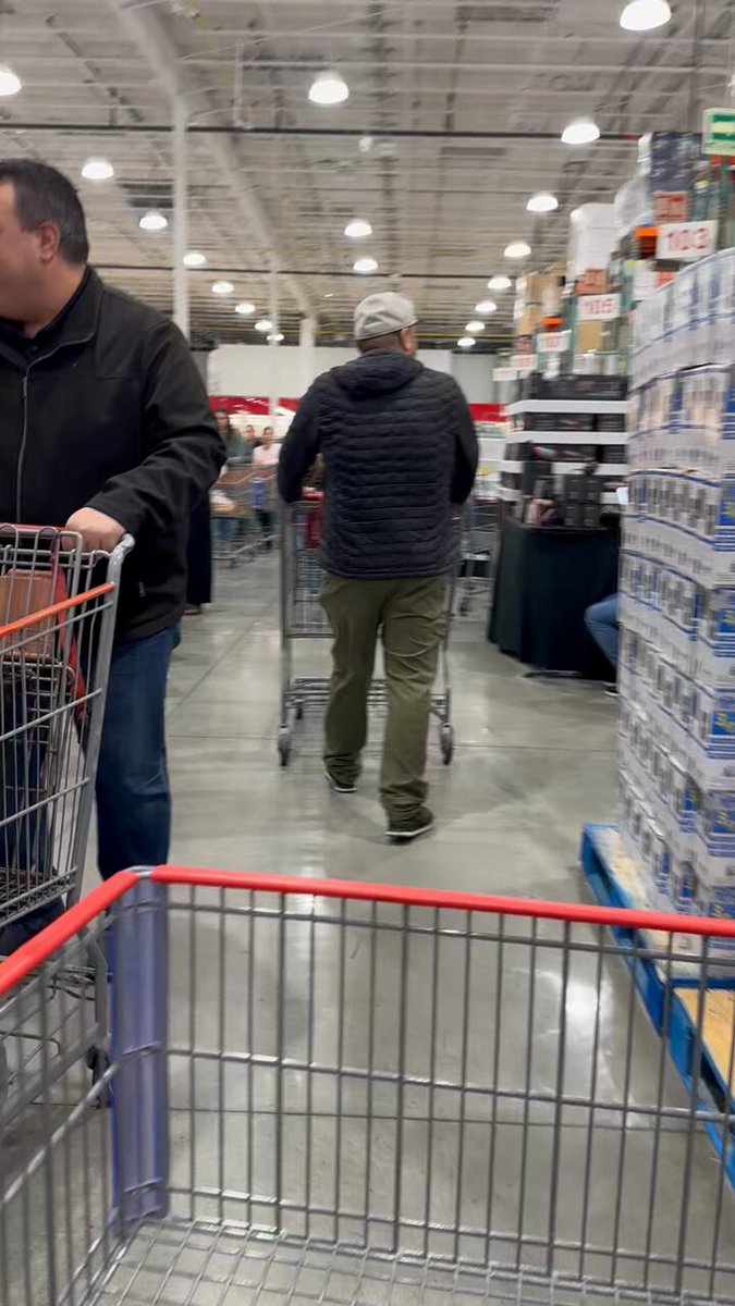 Para las señoras que quieran mandar a sus esposos al Costco … 👀 Así las filas en Costco en la Sucursal de Carretera Nacional al Sur de Monterrey… Una locura, las filas dan vuelta hasta el área de carnes.. 🫠