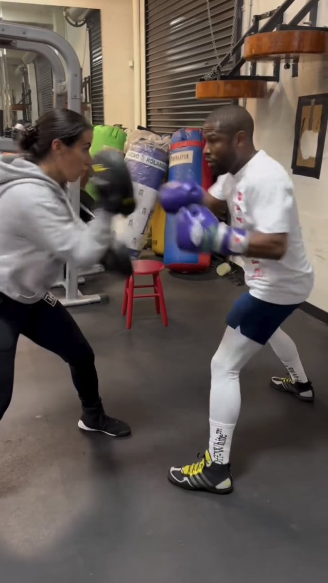 Floyd Mayweather on the pads today at age 46… [🎥 Floyd Mayweather]