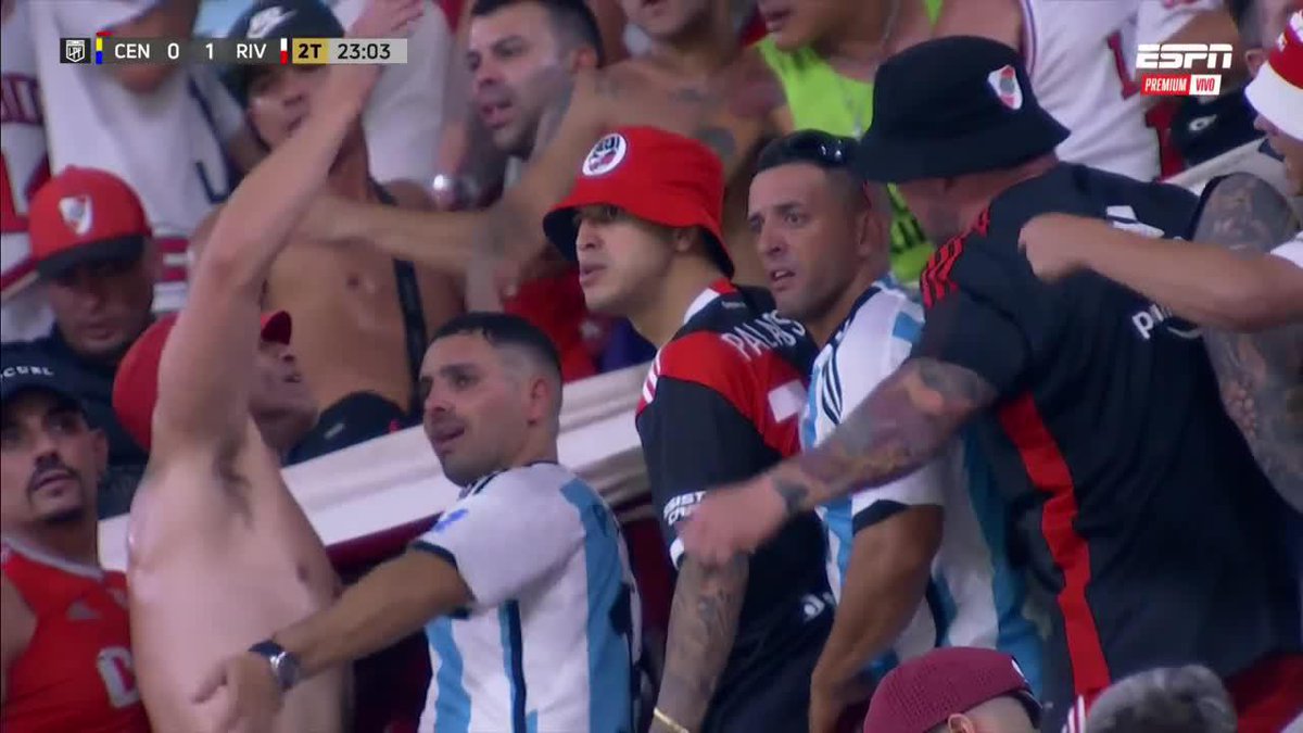 🤯🇦🇷 EXEQUIEL PALACIOS en medio de la HINCHADA de River en Santiago del Estero. Un campeón del mundo, como un hincha más. 🚬