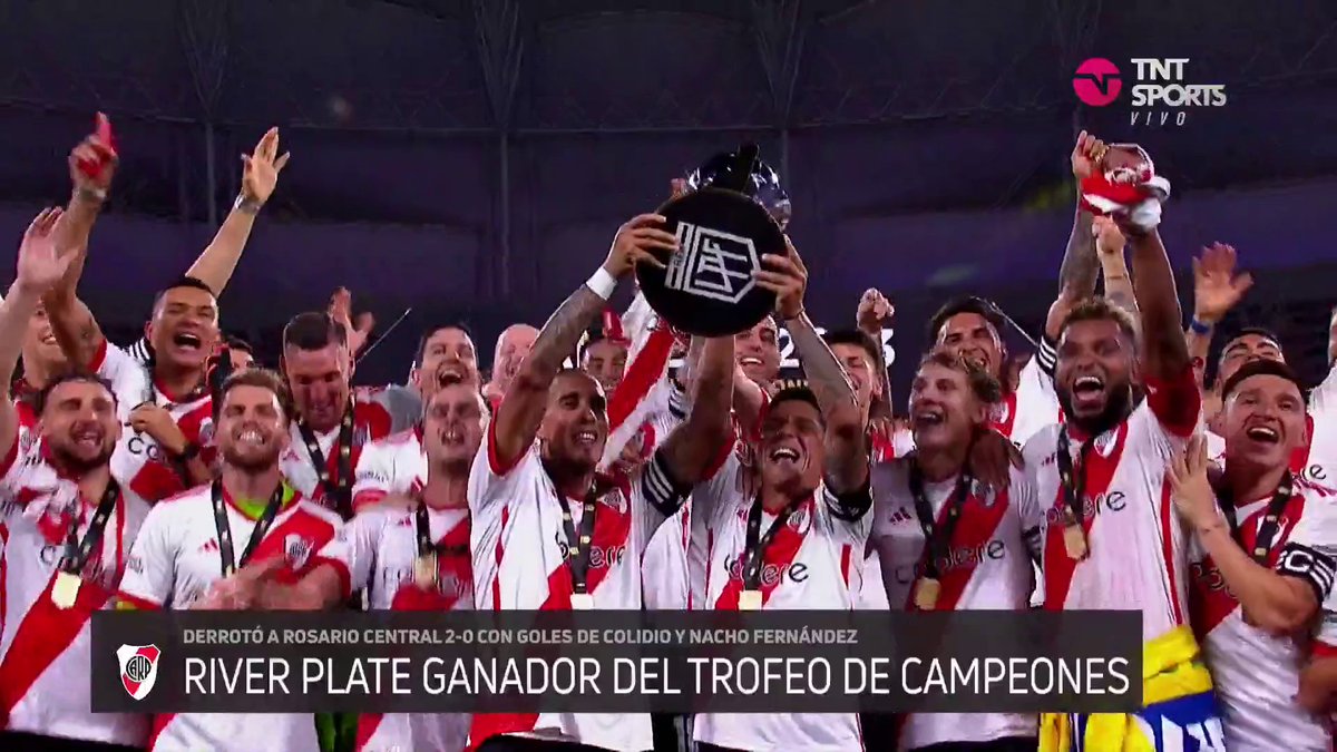 Dos leyendas y un título más 🏆 Jonatan Maidana, Enzo Pérez y el Trofeo de Campeones en las manos de River. ¡DALE CAMPEÓN! 🤍❤️🤍