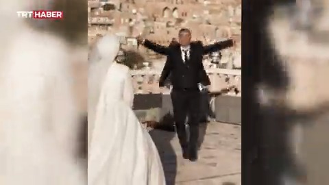 “Filistin halkı o haldeyken biz düğün yapamayız.” Yeni evlenen Mardinli çift, Filistin'de yaşanan zulme duyarsız kalmadı, düğün yapmaktan vazgeçip biriktirdikleri parayı Gazze’ye bağışladı. Damadın Filistin'e destek için yaptığı 'dabke' dansı büyük beğeni topladı.