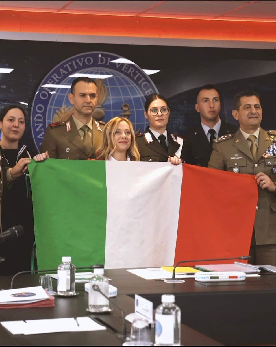 È stata per me una grande emozione poter salutare in videoconferenza i Contingenti militari italiani impegnati nei Teatri operativi e portare gli auguri dell’Italia intera, del Governo e miei personali. Auguri che desidero unire al ringraziamento a voi tutti, donne e uomini della Difesa, che anche in questi giorni di festa siete impegnati in Patria e all'estero per portare pace e sicurezza. Grazie per tutto ciò che fate e per come lo fate. La vostra è una dedizione che si muove oltre i confini. Il vostro, un coraggio che non conosce eguali. Il vostro, uno spirito di servizio che può essere solo d'esempio. A tutti voi, che in queste festività siete lontani da casa e dai vostri affetti, auguro un santo Natale e un 2024 che sia soprattutto un anno di orgoglio per la nostra Nazione. L'Italia vi guarda ed è fiera di voi. Non dimenticatelo mai. Viva le Forze Armate! Viva l'Italia! 🇮🇹