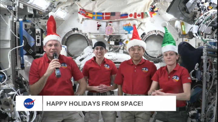 🛰🧑‍🎄 Les fêtes de fin d’année sont célébrées aussi dans la International Space Station. Voici un message de Loral O'Hara,@AstroJaws, Andreas Mogensen et 古川聡 Satoshi Furukawa.