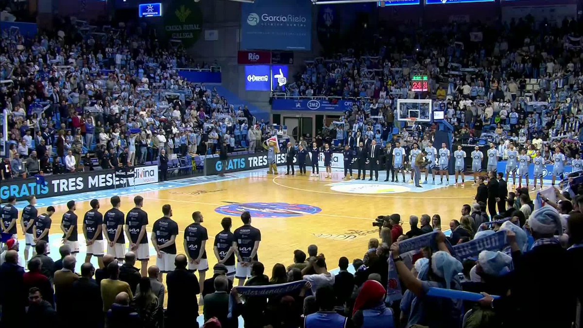 Sencillamente... ¡BRUTAL! 😱 En un derbi gallego, no puede faltar el himno gallego. Y como se vive en el derbi gallego de la #LigaEndesa, no se vive en ningún otro lugar. 𝙋𝙄𝙀𝙇 𝘿𝙀 𝙂𝘼𝙇𝙇𝙄𝙉𝘼 🤯 📺 Vamos #LigaEndesa #ListosParaRomperla