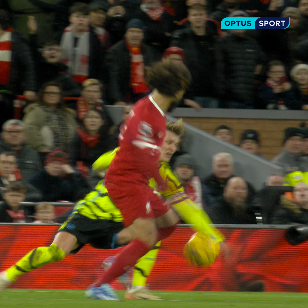 Should Liverpool have been awarded a penalty for this handball shout against Martin Odegaard? 🔍 It was denied. It finished 1-1. 'It's a penalty! Why are we confusing the issue? It's handball in the box man!' #OptusSport