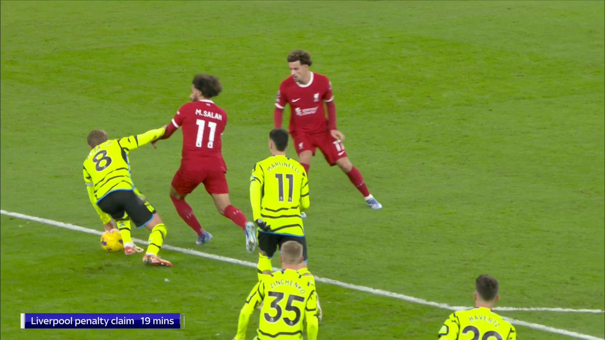 "I'm amazed that one wasn't given" ❌ Jamie Redknapp & Theo Walcott discuss Liverpool's potential penalty against Arsenal.