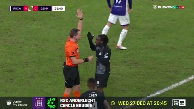 🖥️ Le VAR accorde un penalty au KRC Genk ❌ Kasper Schmeichel arrête le penalty ⚽️ Yira Sor marque sur le rebond 🙅♂️ Le VAR annule le but Qu'est-ce qui vient de se passer ? 😅 #ANDGNK