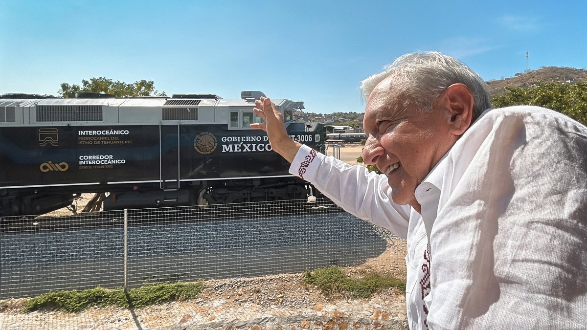 Ayer inauguramos el Tren Interoceánico de pasajeros de Salina Cruz a Coatzacoalcos y hoy estamos supervisando el tramo Coatzacoalcos-Teapa de la línea que va a Palenque y se une al Tren Maya.