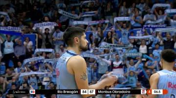 🩵 Río Río Breogán caía a seis segundos para el final del derbi gallego y, en ese momento... La 𝙢𝙖𝙜𝙞𝙖 𝙙𝙚𝙡 𝙋𝙖𝙯𝙤 salía a escena para arropar a los suyos hasta el final. ¡MOMENTAZO! 📺 Basket en Movistar Plus | #ListosParaRomperla #LigaEndesa | #NavidadACB