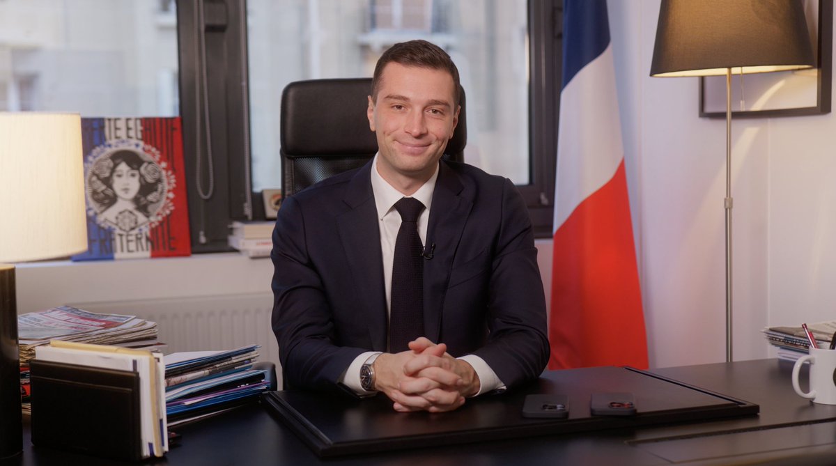 Je souhaite que Noël vous apporte joie, paix et sérénité. Que l'esprit de nos traditions illumine vos foyers et réchauffe vos cœurs. Puisse cette fin d'année être le prélude d'une nouvelle année pleine d'espoir, de réussite et de bonheur pour tous les Français. Joyeux Noël !