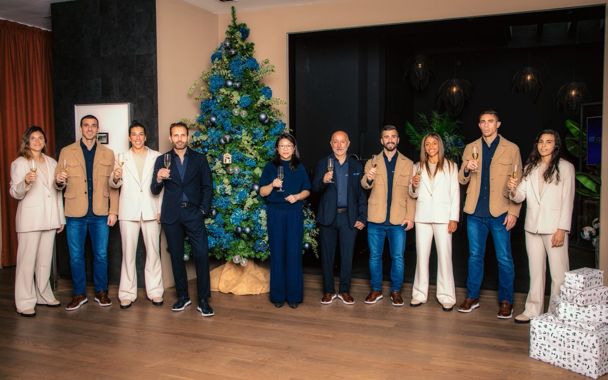 𝑭𝒆𝒍𝒊𝒄𝒆𝒔 𝒇𝒊𝒆𝒔𝒕𝒂𝒔❗ 🎄 El Valencia CF os desea una #felizNavidad2023 #ADNVCF 🦇