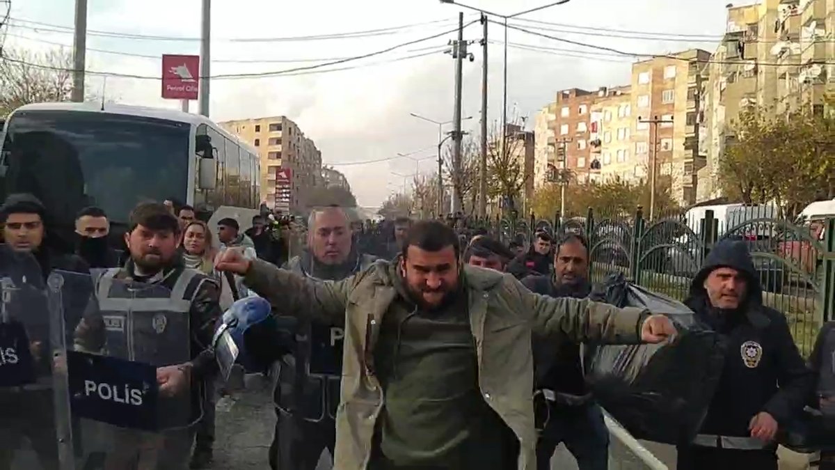 DEM Parti Gençlik Meclisi’nin 1’inci Olağan Kongresi sonrası çok sayıda genç darp edilerek gözaltına alındı.