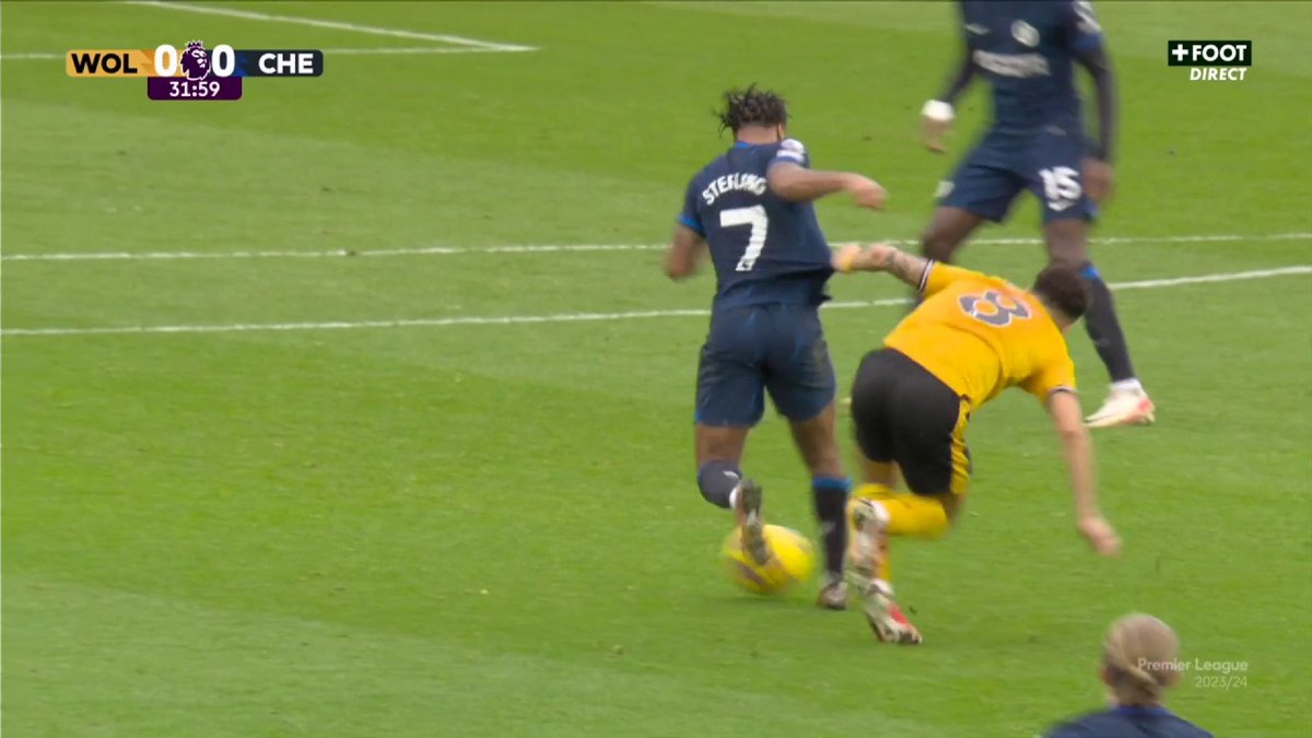 Ce raté de Raheem Sterling, qui vendange un 3 contre… 0. 😭 🎥 CANAL+ Foot