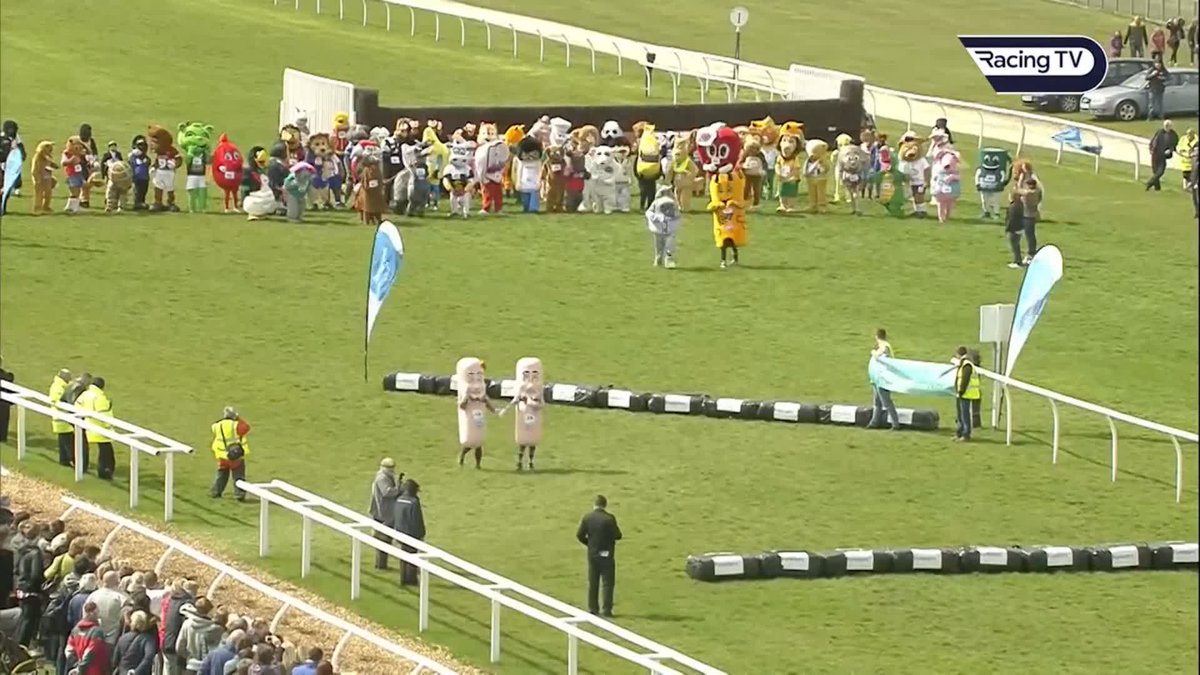 The greatest Mascot Gold Cup ever run! 🤣🤣 Spread some Christmas joy among your followers by hitting the retweet button. 🥳 #RacingTVFlashback | netkeiba