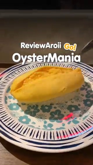 ยกให้เป็นหนึ่งในข้าว Omu ที่อร่อยที่สุดดดด ขาย 7 จานต่อวันเท่านั้น ร้าน Oyster Mania 🦪 อยู่ในซอยสุขุมวิท 31 เป็นบาร์หอยนางรมนำเข้าจากญี่ปุ่น เจ้าของเป็นชาวญี่ปุ่นแท้ๆ น่ารักมากกก ต้อนรับ ชวนคุย ทำอาหารให้ เมนูเยอะนะ ไม่ใช่แค่หอยนางรม ไข่ออมเล็ตข้นๆ เซฟมาผ่าให้ถึงโต๊ะ ไหลเป็นลาวา เนื้อออมเล็ตข้นๆนุ่มละมุน ราดด้วยสตูว์ลิ้นวัวเพิ่มความเข้มข้น ท็อปปิ้งเป็นหอยนางรมชุบแป้งทอด กัดแล้วหอมมาก ข้าวโอมุไรซ์จะขายแต่ช่วง Lunch นะ