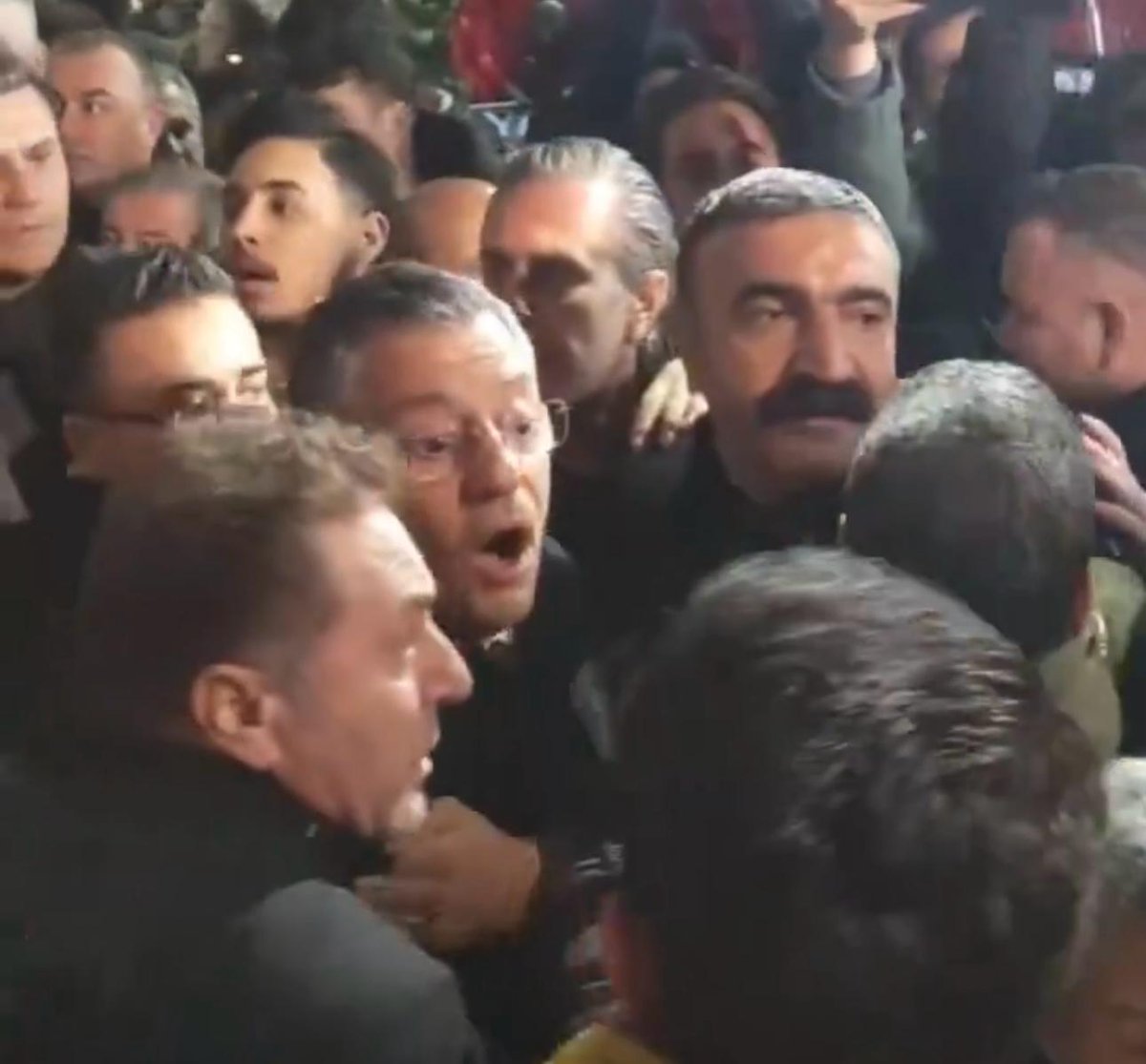 Manisa'da protesto edilen CHP Genel Başkanı Özgür Özel'in şehit cenazesinden ayrıldığı o anlar..