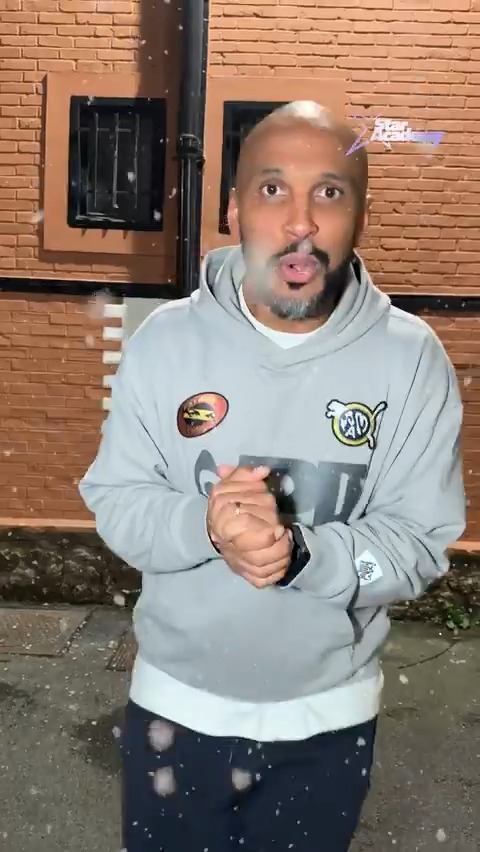 Calendrier de l'avent de la #StarAcademy Jour 24 : Pour ne pas ouvrir le bouton de vos pantalons, suivez les conseils de COΔCH JOE® ! Et surtout, profitez de votre réveillon. On vous souhaite un merveilleux Noël🎄