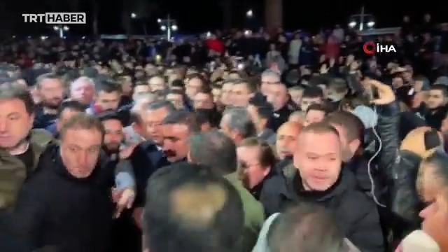 Şehit cenazesinde Özgür Özel’e tepki. Pençe-Kilit Harekatı bölgesinde şehit düşen Enis Budak’ın cenaze törenine katılan CHP Genel Başkanı Özel’e, bir grup tepki gösterdi.