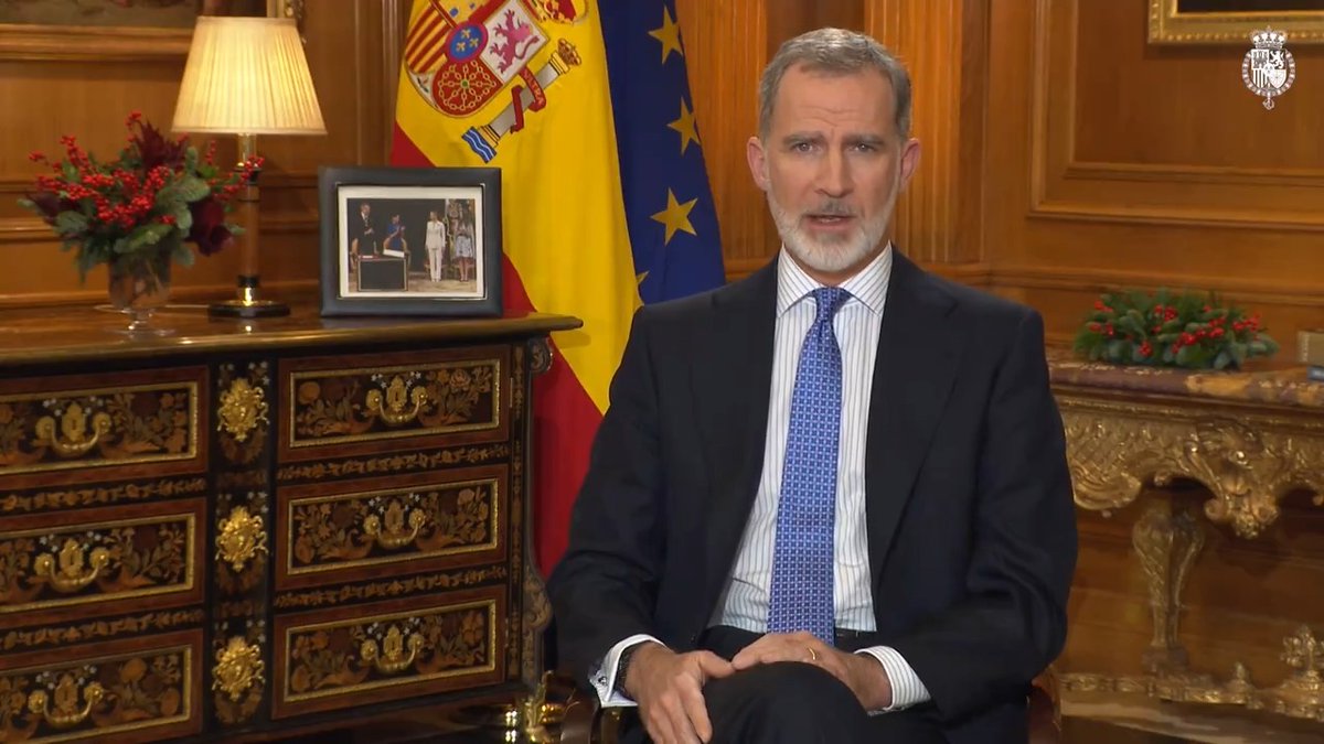"Gracias a la Constitución conseguimos superar la división, que ha sido la causa de muchos errores en nuestra historia; que abrió heridas, fracturó afectos y distanció a las personas. Superar esa división fue nuestro principal acierto hace ya casi 5 décadas". #MensajeNavidadRey