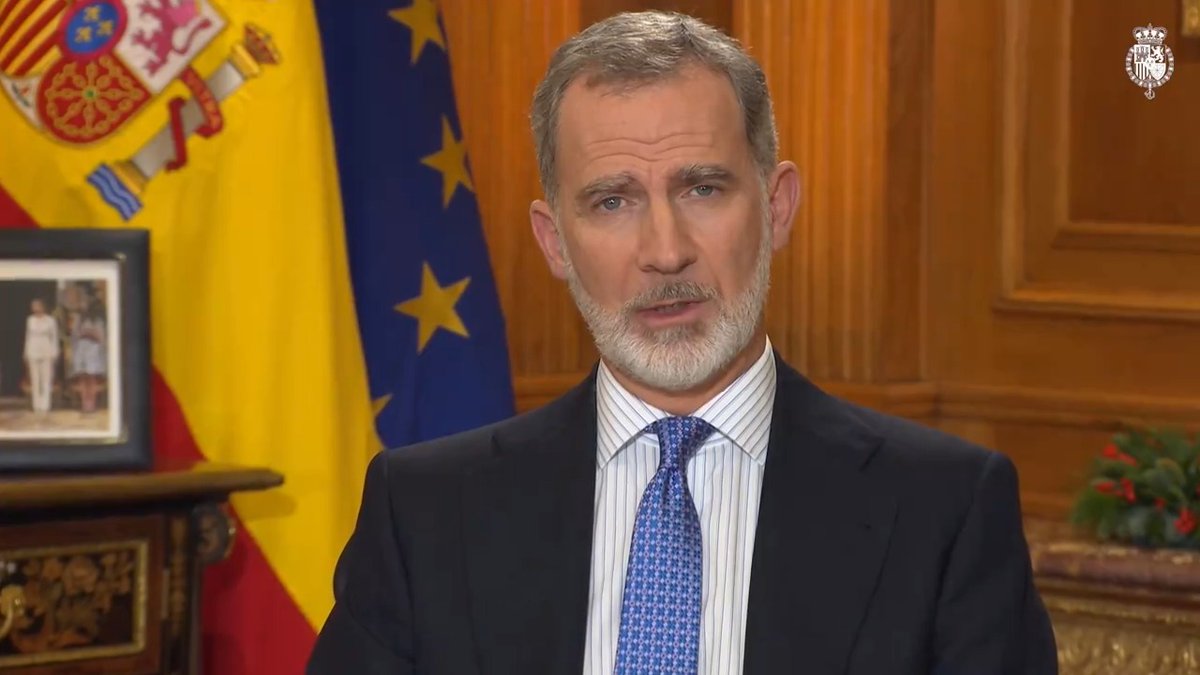 "Fuera del respeto a la Constitución no hay democracia ni convivencia posibles; no hay libertades sino imposición; no hay ley, sino arbitrariedad. Fuera de la Constitución no hay una España en paz y libertad". #MensajeNavidadRey