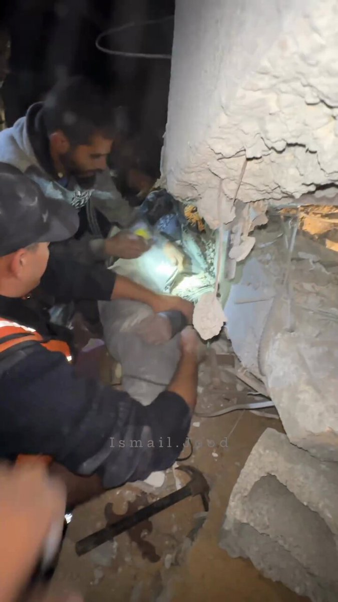 🚨🇮🇱 IT’S CHRISTMAS EVE AND THERE IS DOZENS OF CIVILIANS TRAPPED UNDERNEATH THE RUBBLE IN GAZA!
