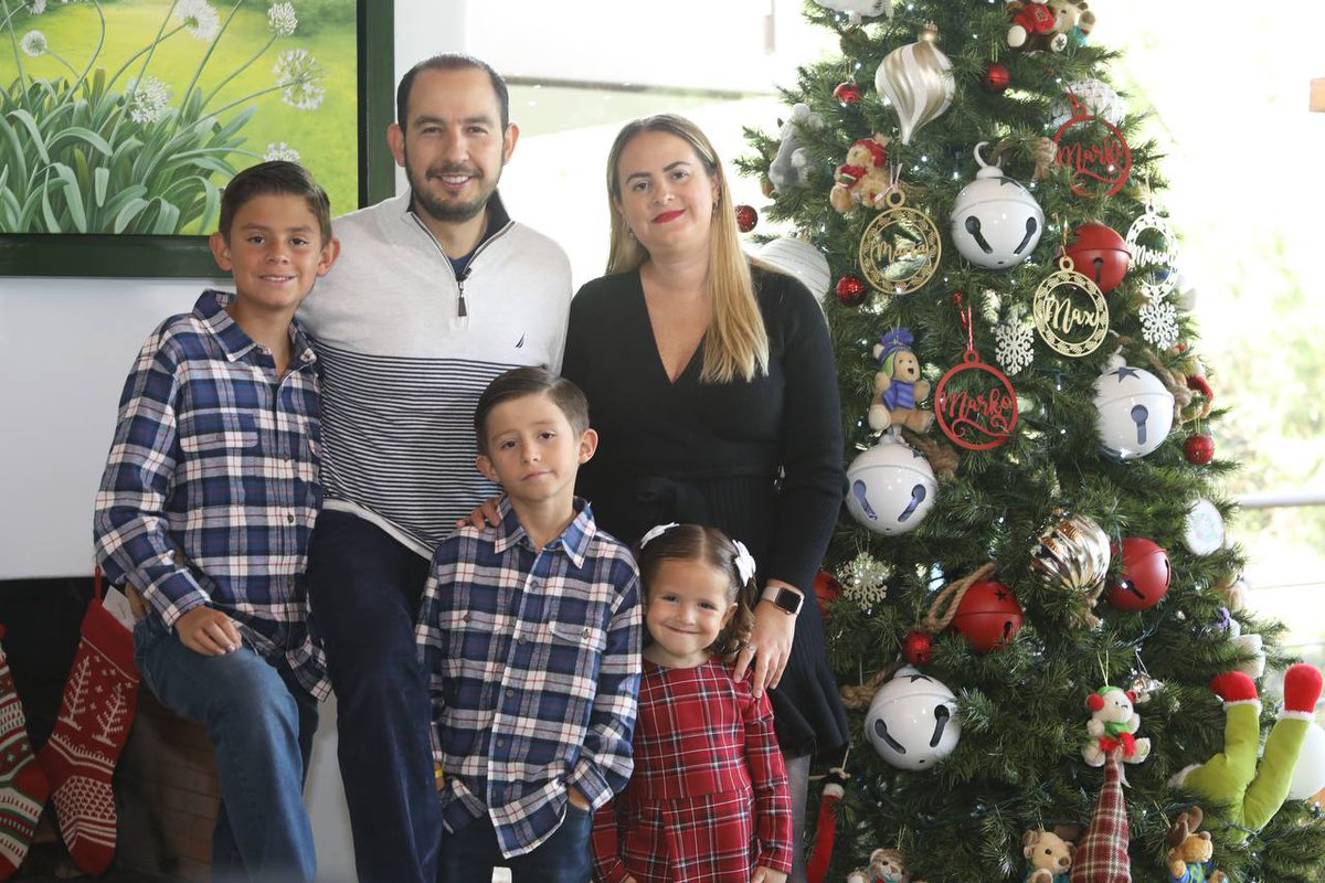 ¡Muy feliz Navidad!🎄💫 Mi familia y yo les deseamos que estas fiestas sean un momento de alegría, unión y reconciliación. Que la paz inunde sus hogares y que la esperanza nos guíe hacia un futuro mejor. Les envío un abrazo fuerte.