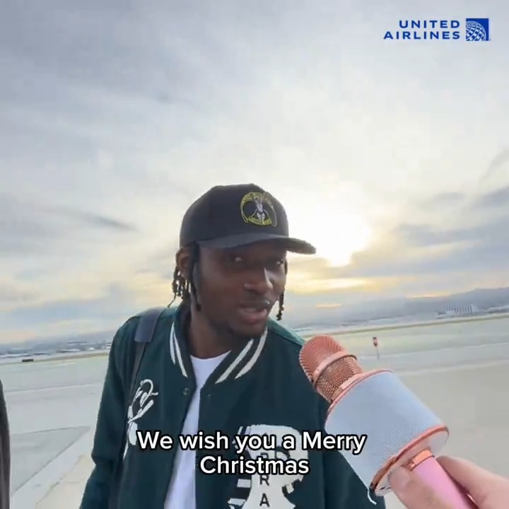 O Warriors pediu pros jogadores cantarem músicas natalinas E OLHA A MUSICA QUE O GUI SANTOS ME ESCOLHE PRA CANTAR TINHA QUE SER BRASILEIRO CKFKCKJDJCKFKKKKKKKKKK