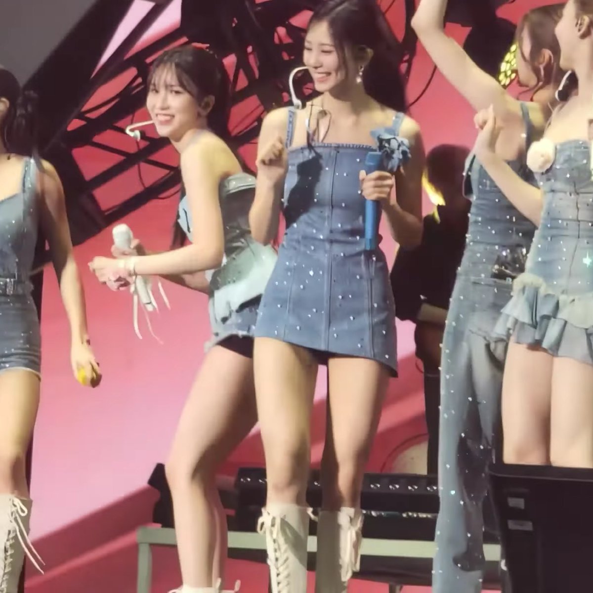 MITZU HAVING A BUTT BUMPING BATTLE AGAIN 😭