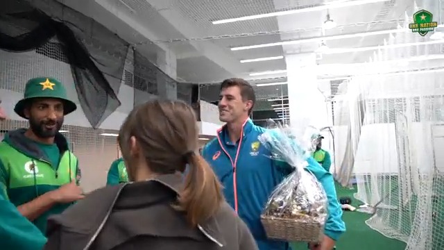 Pakistan team giving gifts to Australian players on Christmas day 🎄 🎅