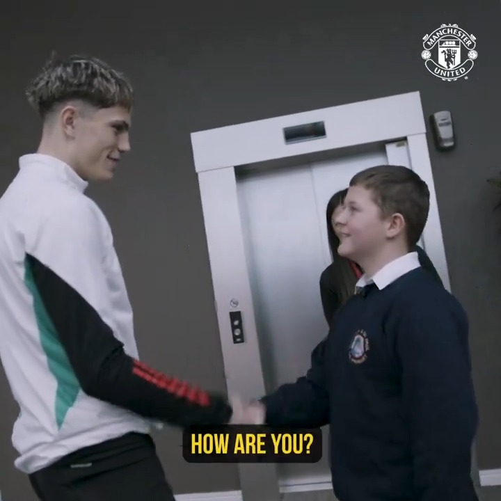 A special Christmas present for Oliver 🎁 See more of this memorable meeting with @AGarnacho7 below ⤵️ #MUFC || Manchester United Foundation