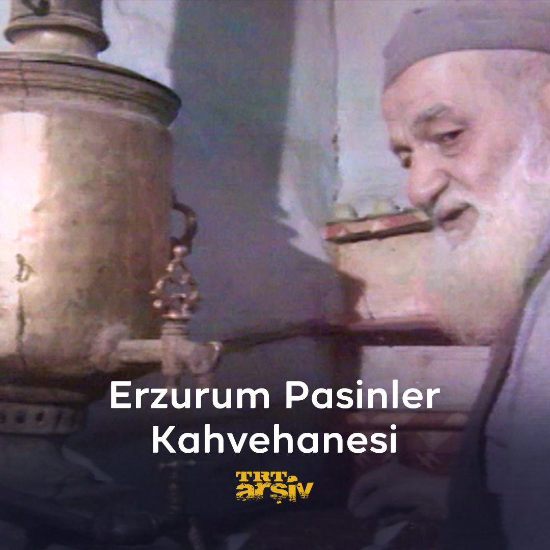 #Erzurum’un Pasinler ilçesi ile özdeşleşmiş bir kahvehane. Buradaki çayın özelliği ise odun ateşinde ve tarihî semaverlerde demlenmesi. ☕ Hacı Rüştü Yaşar tarafından açılan kahvehane, çay geleneğini kuşaktan kuşağa devam ettiriyor.