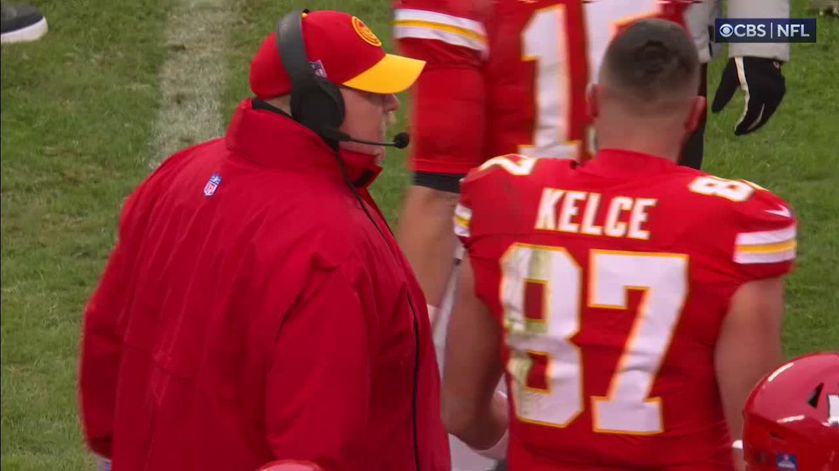 Andy Reid and Travis Kelce talking it out