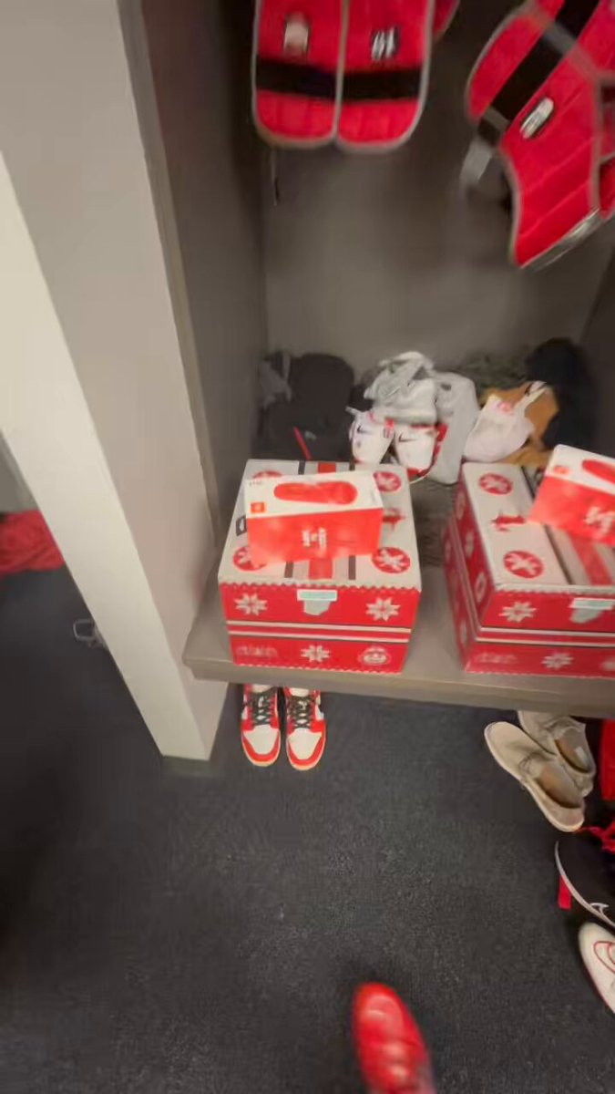 .Caden Davis shows off the Christmas Day gifts for Ohio State Football #uniswag