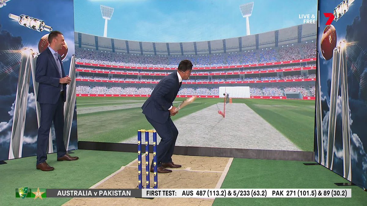 A Boxing Day treat. Ricky Ponting takes us through a batter's point of view facing their first over in the middle from Shaheen Afridi. - Decisions to be made - Reading the field - Focusing on strengths - Working through plans A fascinating watch #AUSvPAK