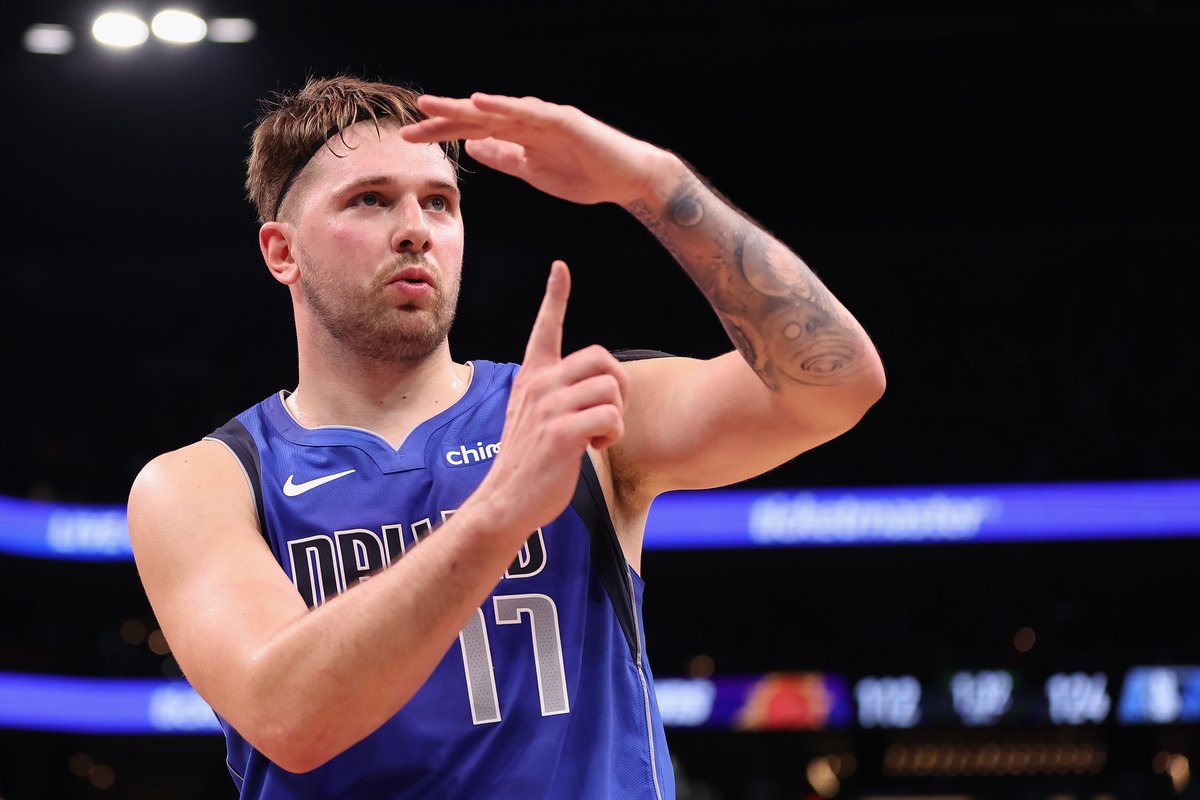 LUKA DONCIC jugando para la HISTORIA en Navidad 🤯 💎50 PUNTOS 💎15 ASISTENCIAS 💎6 REBOTES 💎4 ROBOS 💎3 TAPONES Y triunfo de Dallas ante los Suns. Se acaban los calificativos. #SantaNBA